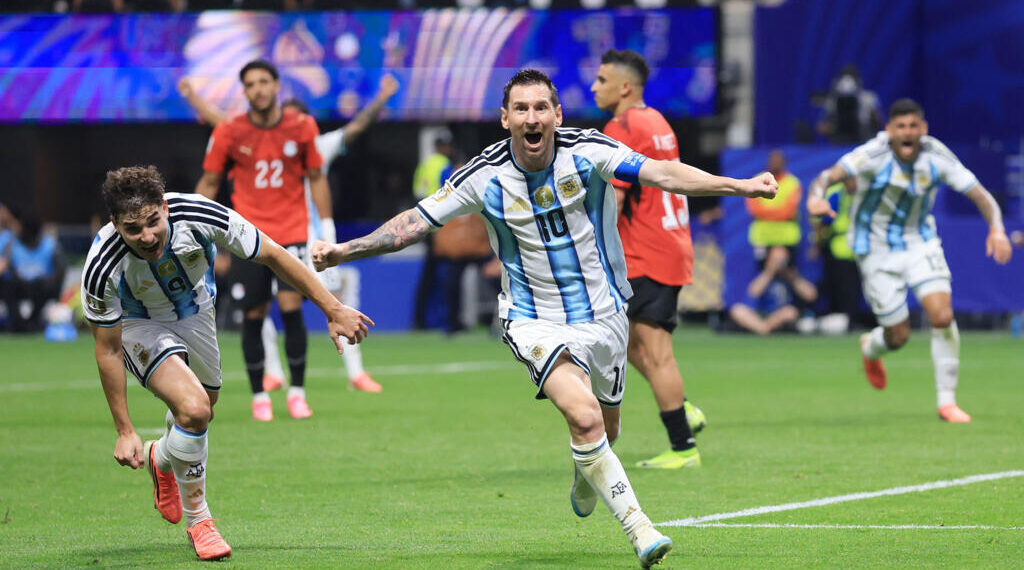Mondial 2026 : menée par deux buts et bousculée, l&rsquo;Argentine de Messi renverse l&rsquo;Égypte (3-2) pour se qualifier aux quarts de finale