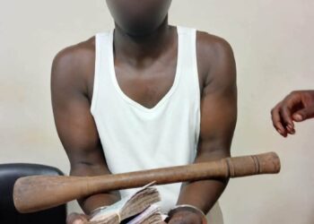 Le suspect arrêt avec ses armes