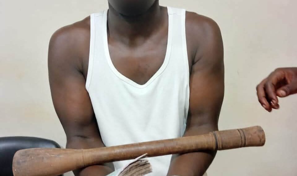 Le suspect arrêt avec ses armes
