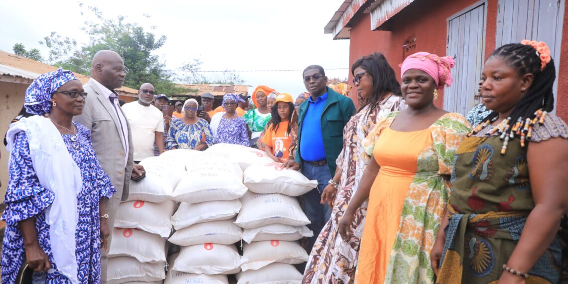 Tabou/Anoblé Félix remet des vivres aux femmes au nom du président Alassane Ouattara