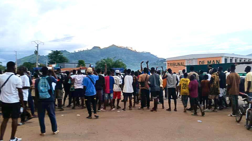 Man / Détournement à la mairie : le régisseur convoqué par le procureur, des jeunes manifestent devant le tribunal