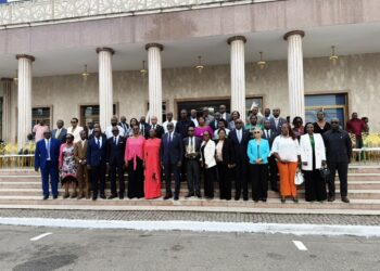 La photo de famille de Jean Marc Yacé avec ses collaborateurs après le défilé