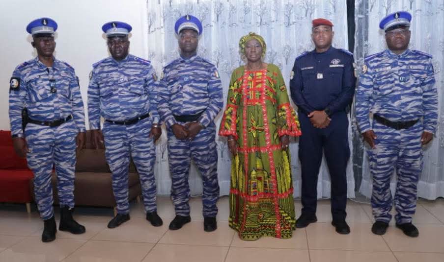 Kandia Camara et les gendarmes de Gbon
