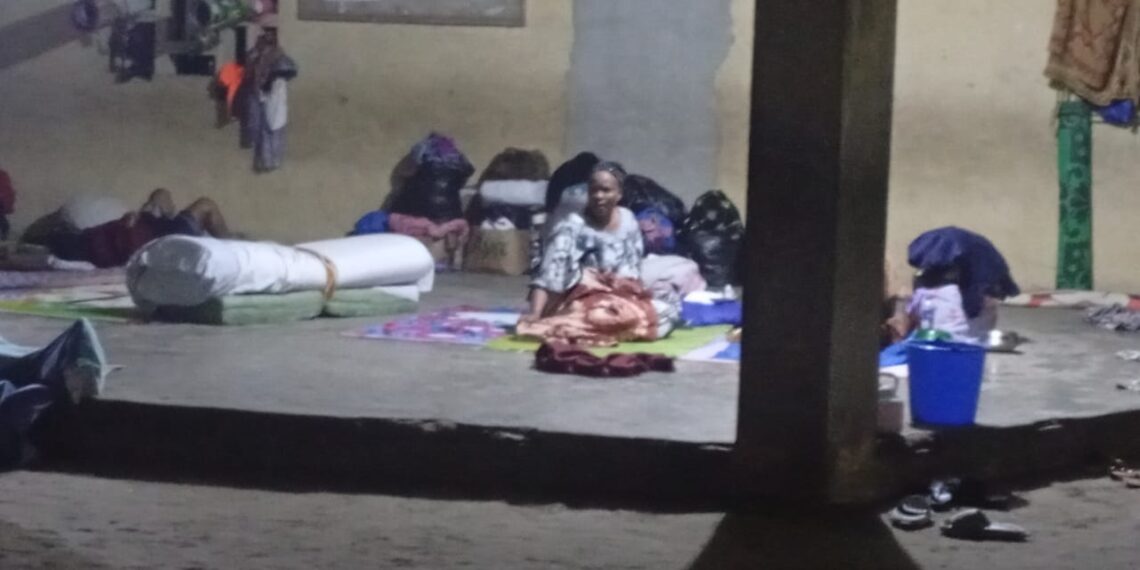 Déguerpis dormant dans une école