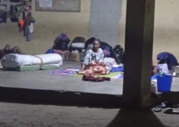 Déguerpis dormant dans une école