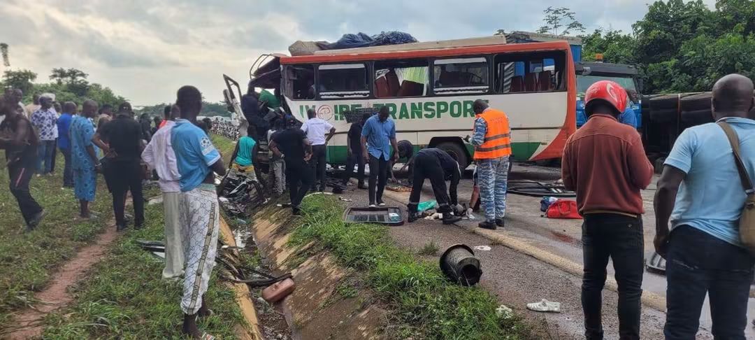 Axe Akoupé–Adzopé : un car de Transport percute un camion et fait une quinzaine de victimes
