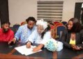 Insolite : Une grand-mère de 70 ans et un jeune homme de 20 ans se marient au Nigeria