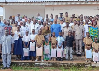 Tanda : la mairie soutient 313 élèves et distribue 500 kits scolaires