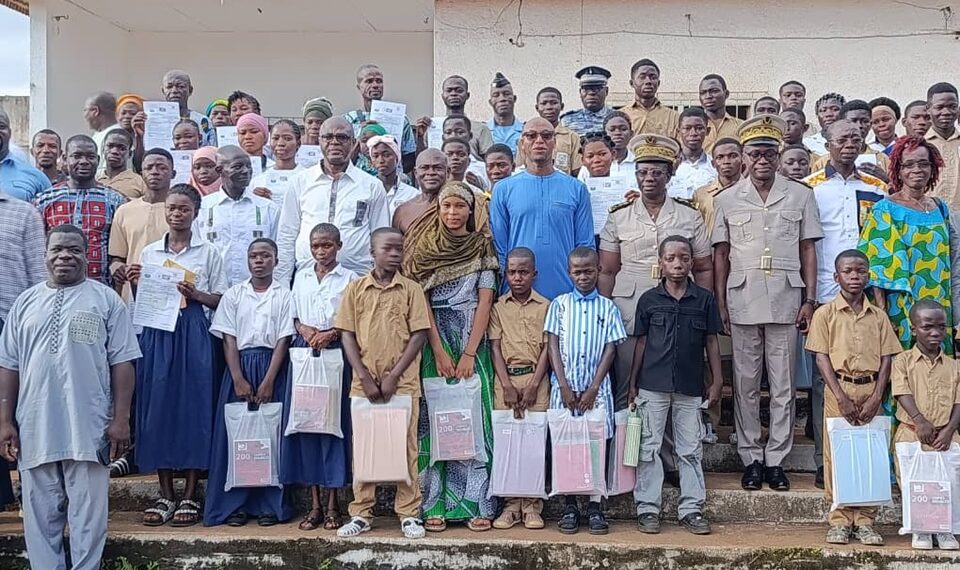 Tanda : la mairie soutient 313 élèves et distribue 500 kits scolaires