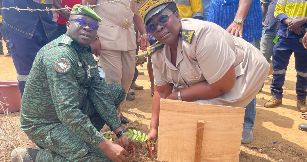 Préfète de Djékanou, Gisèle Aka, plante un arbre