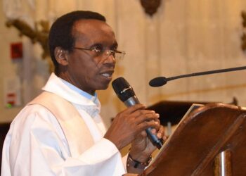 Église catholique : le père Abékan dénonce les messes transformées en spectacles