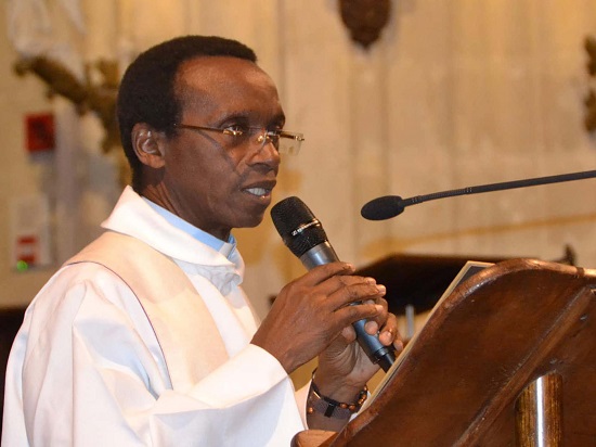 Église catholique : le père Abékan dénonce les messes transformées en spectacles