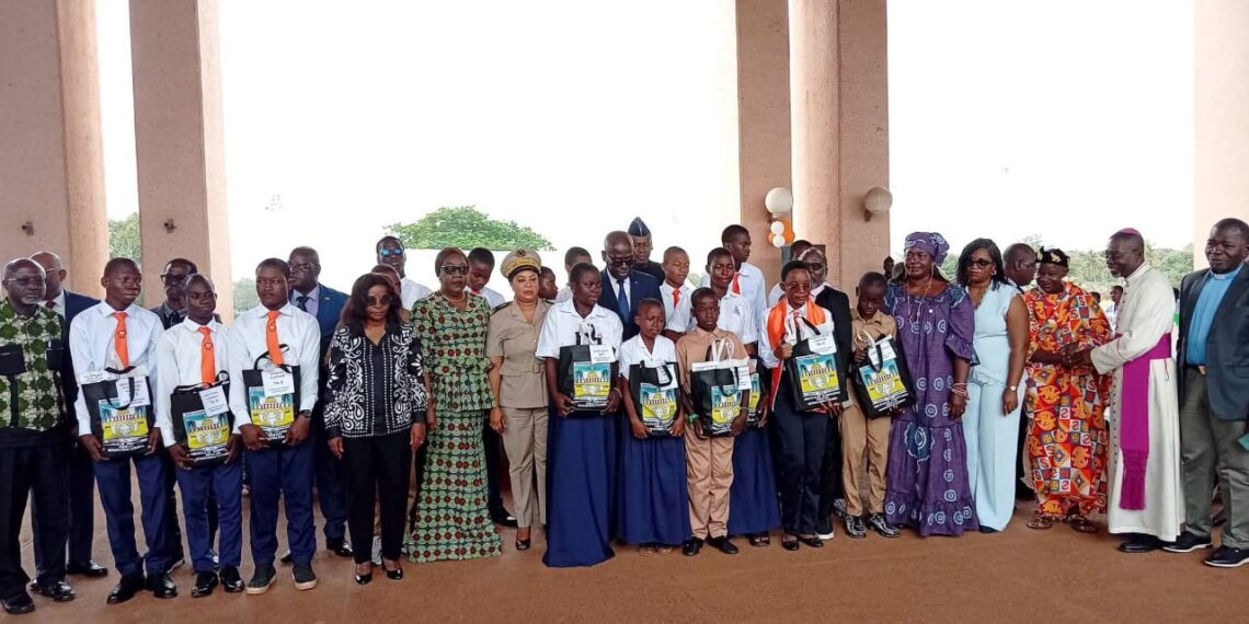 Rentrée scolaire à Yamoussoukro : le District Autonome 3 000 kits distribue aux élèves pour soutenir le mérite et l’équité
