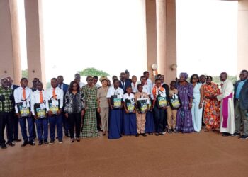 Rentrée scolaire à Yamoussoukro : le District Autonome 3 000 kits distribue aux élèves pour soutenir le mérite et l’équité