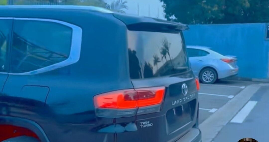 Incivisme : Aminata Ouattara dit Aminata 24 convoquée après la diffusion d’une vidéo la montrant dans un véhicule sans plaque