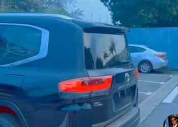 Incivisme : Aminata Ouattara dit Aminata 24 convoquée après la diffusion d’une vidéo la montrant dans un véhicule sans plaque